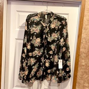 💚💚Trendy Cute Flower Button down. Back lace…